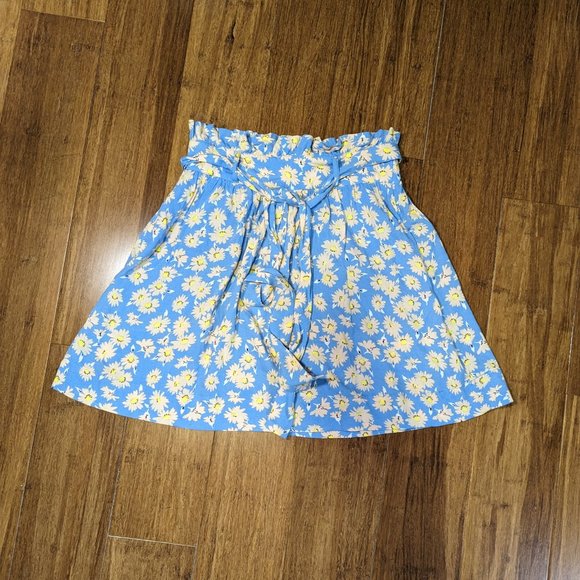 Who What Wear Polka Dot Daisy Paperbag Mini Skirt with Pockets 3/$20 - Picture 4 of 10